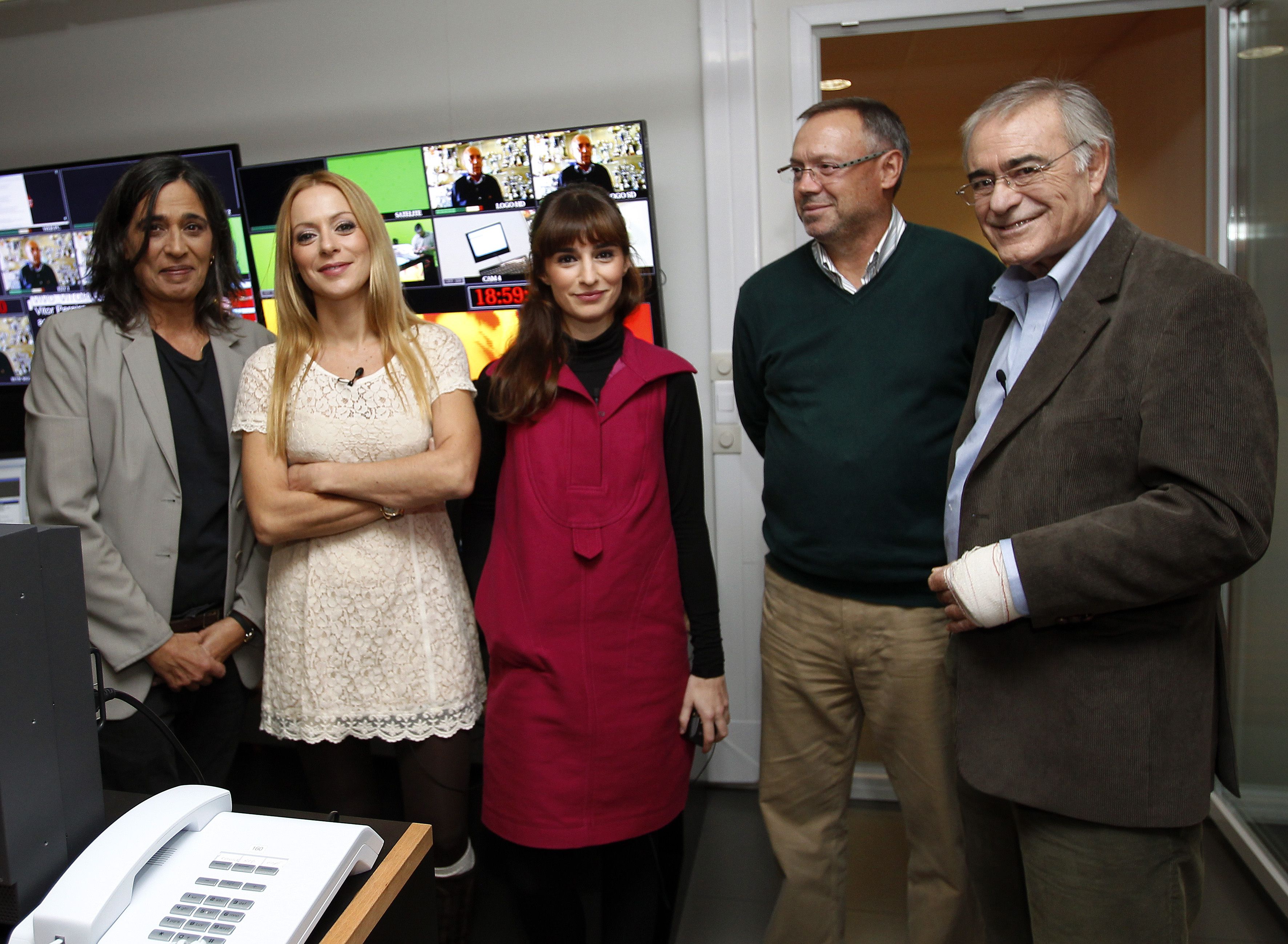 Mário Zambujal com Leonor Pinhão, Joana Amaral Dias, Rita Redshoes e Álvaro Magalhães antes do programa de A BOLA TV 'Banho de Bola' - Foto: A BOLA