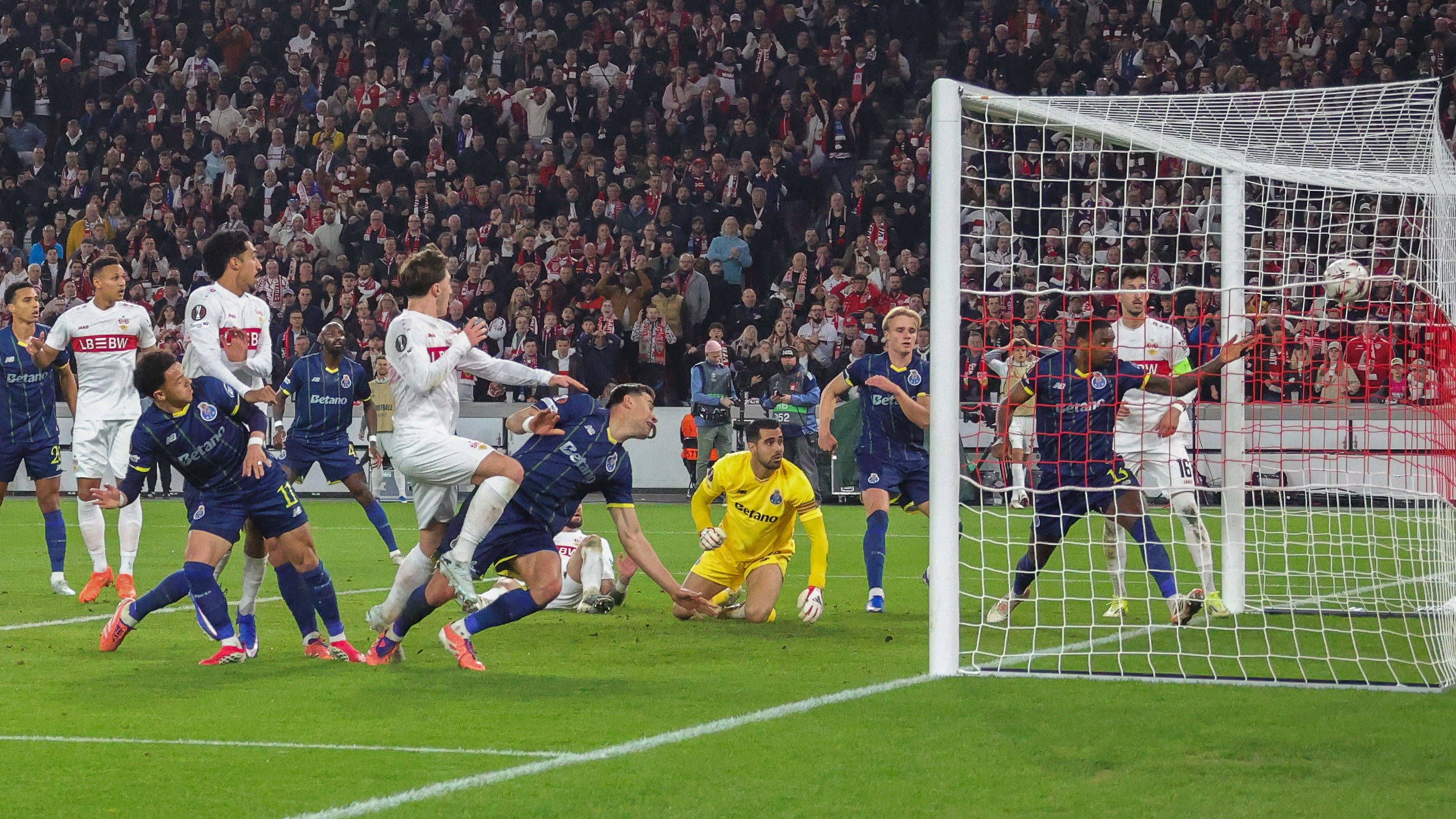 Stiller ainda empatou para o Estugarda, mas o golo foi anulado por fora de jogo de Tiago Tomás. Foto: IMAGO