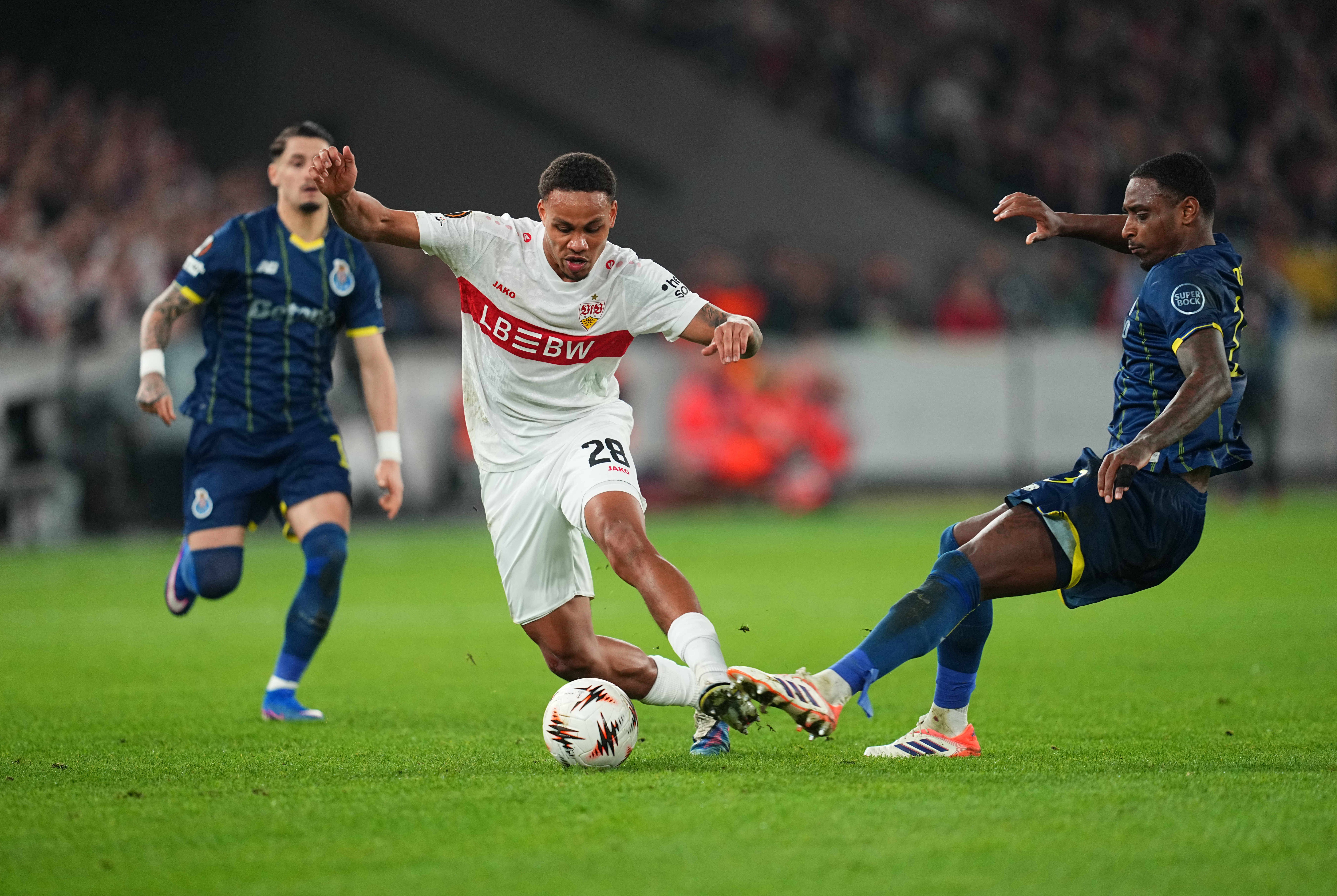 Rosario e Nartey em disputa. Foto: IMAGO