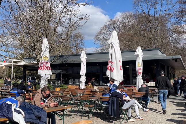 Ambiente a aquecer: adeptos do FC Porto começam a juntar-se em Estugarda