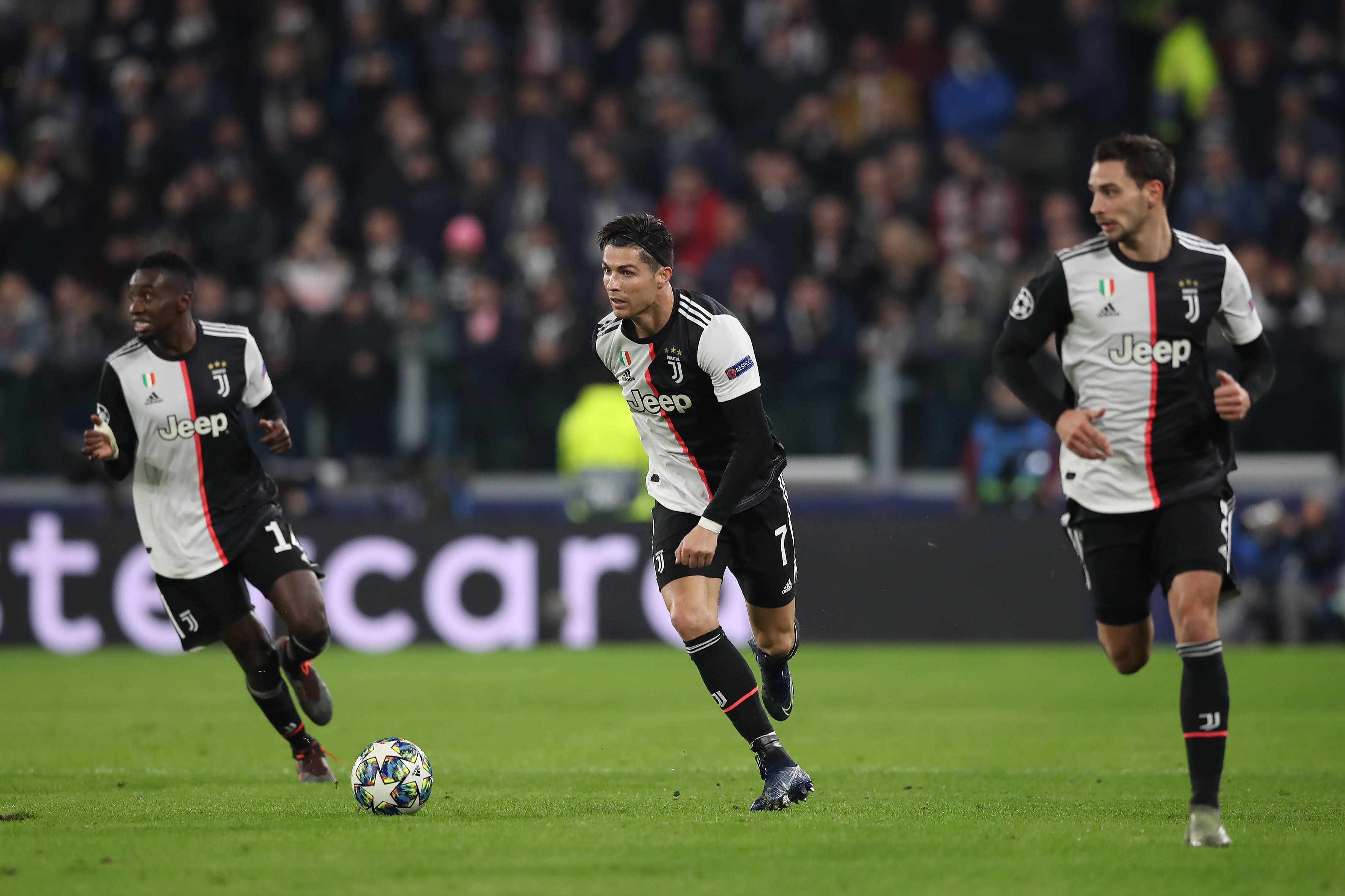 Mais uma reviravolta com a marca Cristiano Ronaldo. Depois da derrota por 2-0 em Madrid, a Juventus precisava de responder. E assim o fez. Ronaldo apontou um hat-trick que virou a eliminatória e garantiu a passagem da vecchia signora. IMAGO