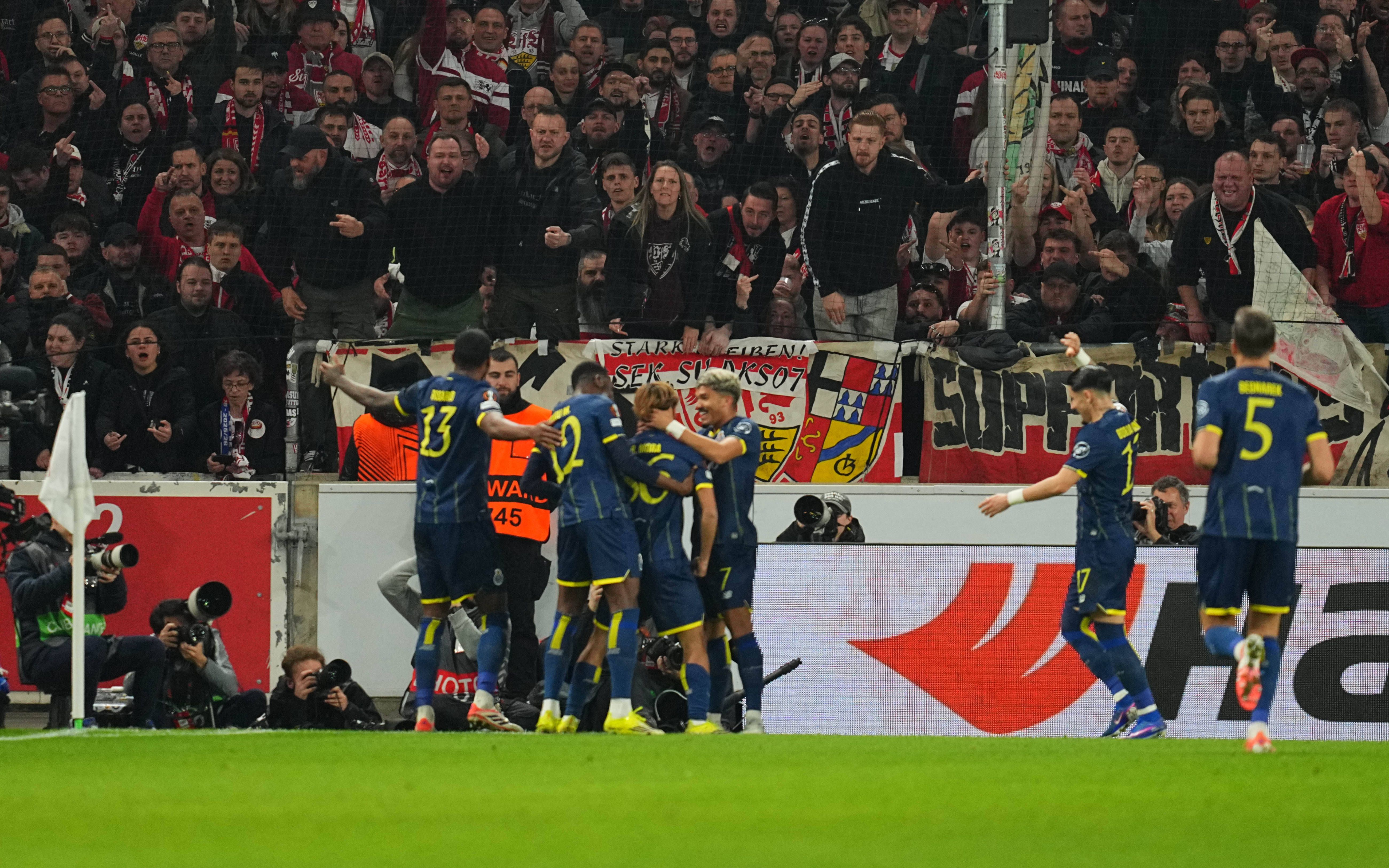 Jogadores do FC Porto congratulam Mora após o golo marcado. Foto: IMAGO