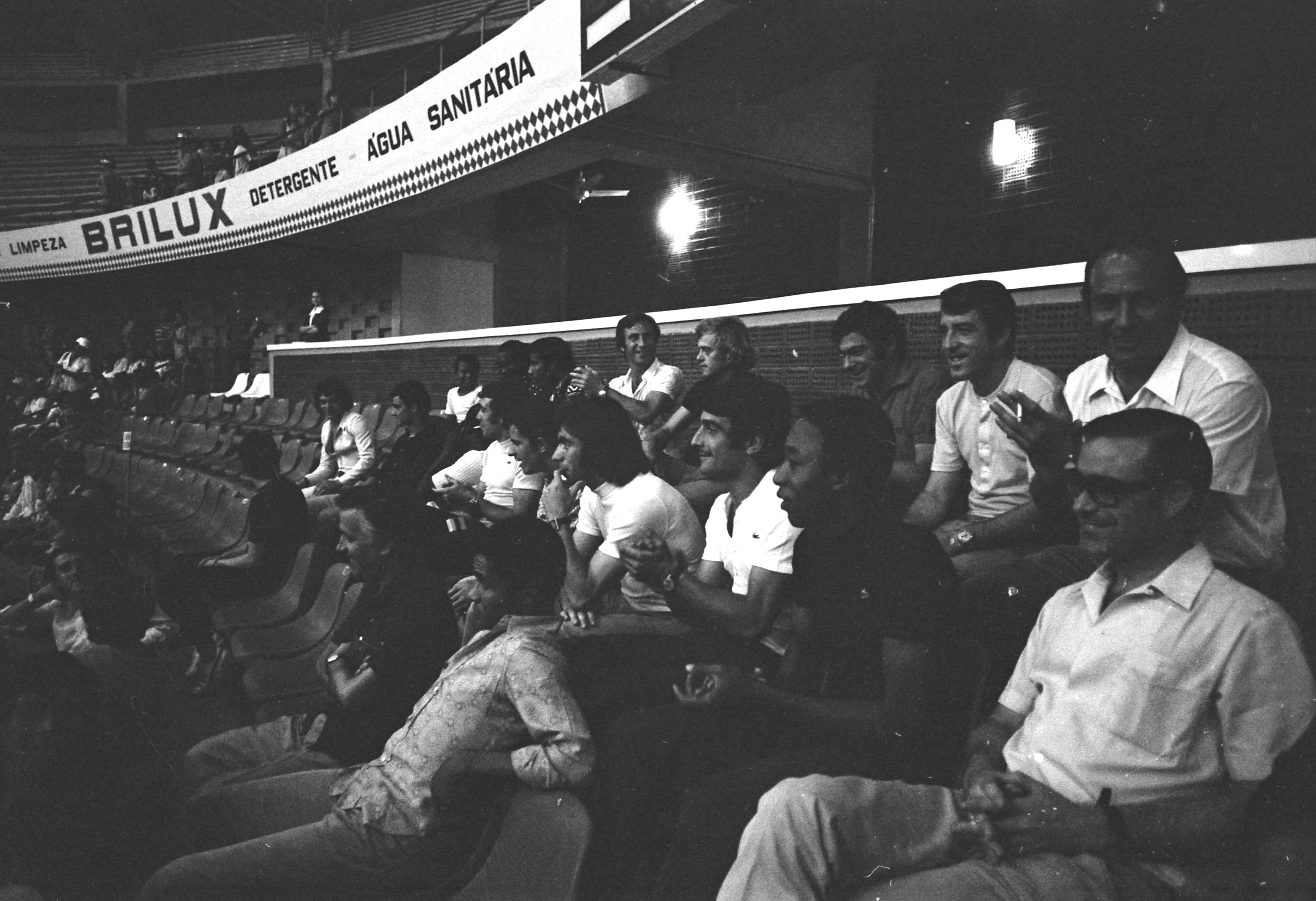 Mário Zambujal com Eusébio, Jordão, Chico Faria e Adolfo, entre outros - Foto: A BOLA