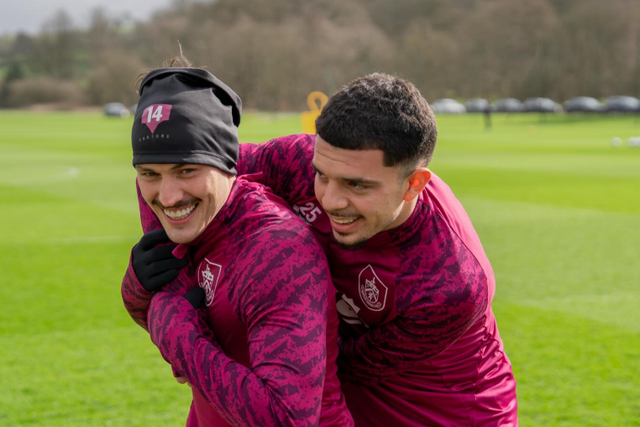 Amdouni (à direita) sorri com regresso aos relvados - Foto: Amdouni/Instagram