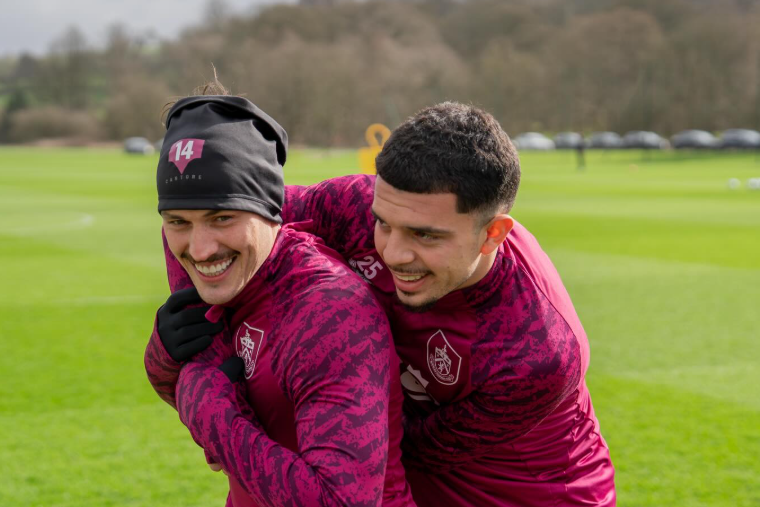 Amdouni (à direita) sorri com regresso aos relvados - Foto: Amdouni/Instagram