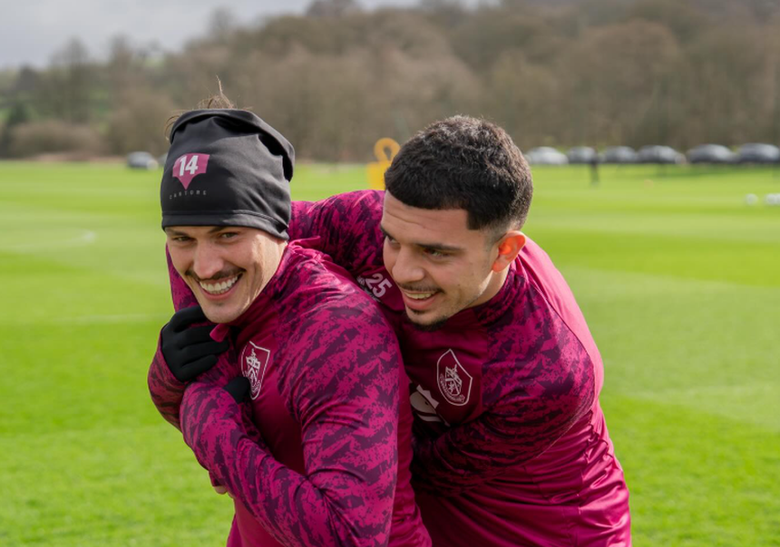 Amdouni (à direita) sorri com regresso aos relvados - Foto: Amdouni/Instagram