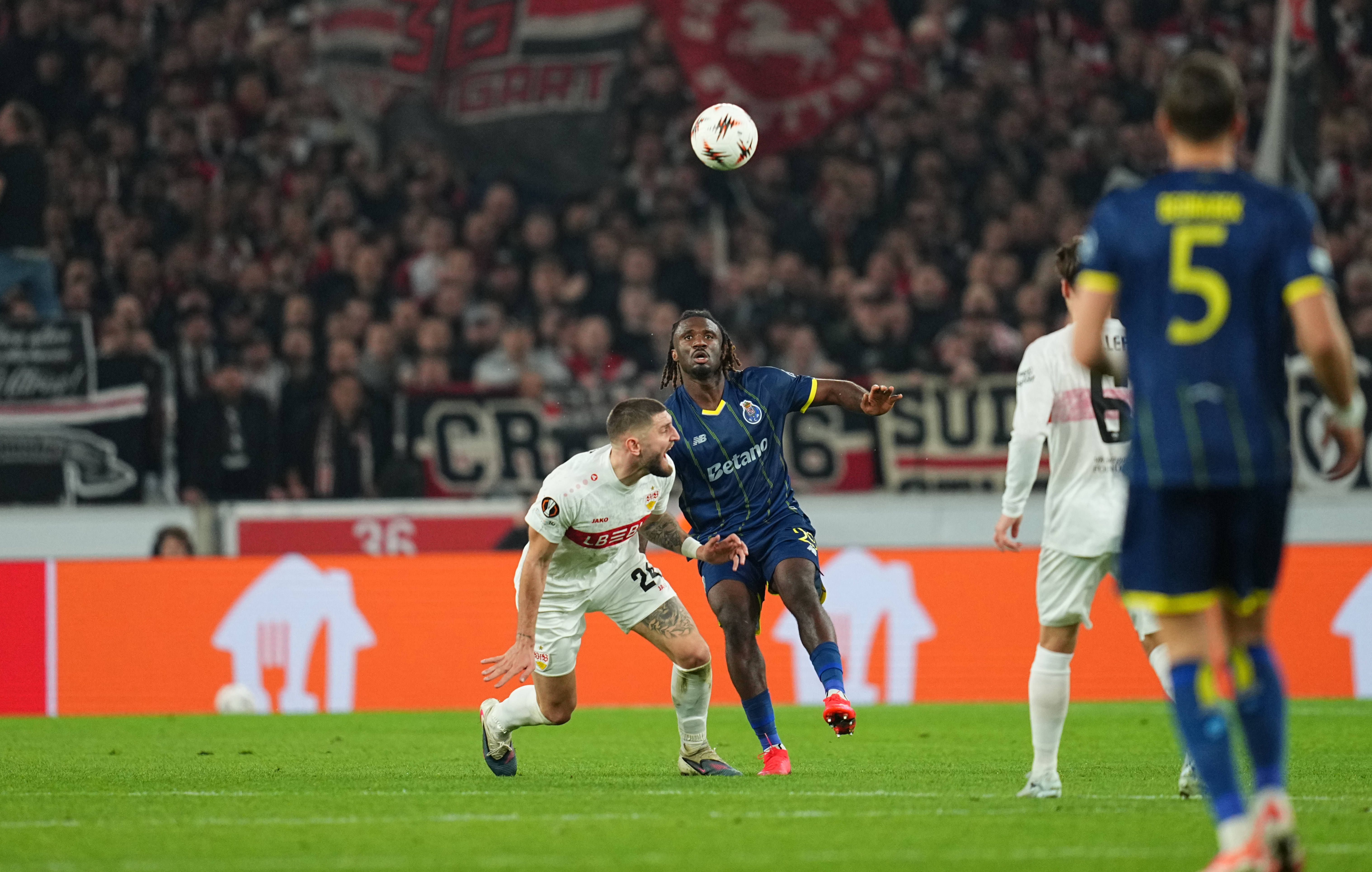 Moffi procura ganhar a posse. Foto: IMAGO