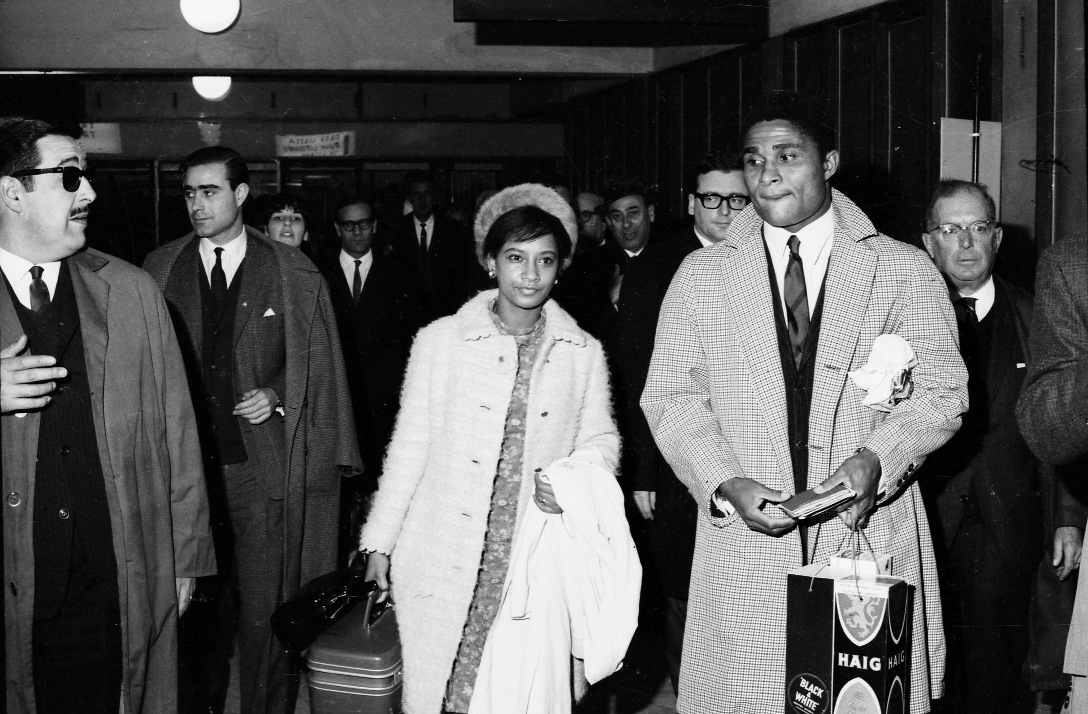 Mário Zambujal, atrás, com Eusébio e a mulher, Flora - Foto: A BOLA