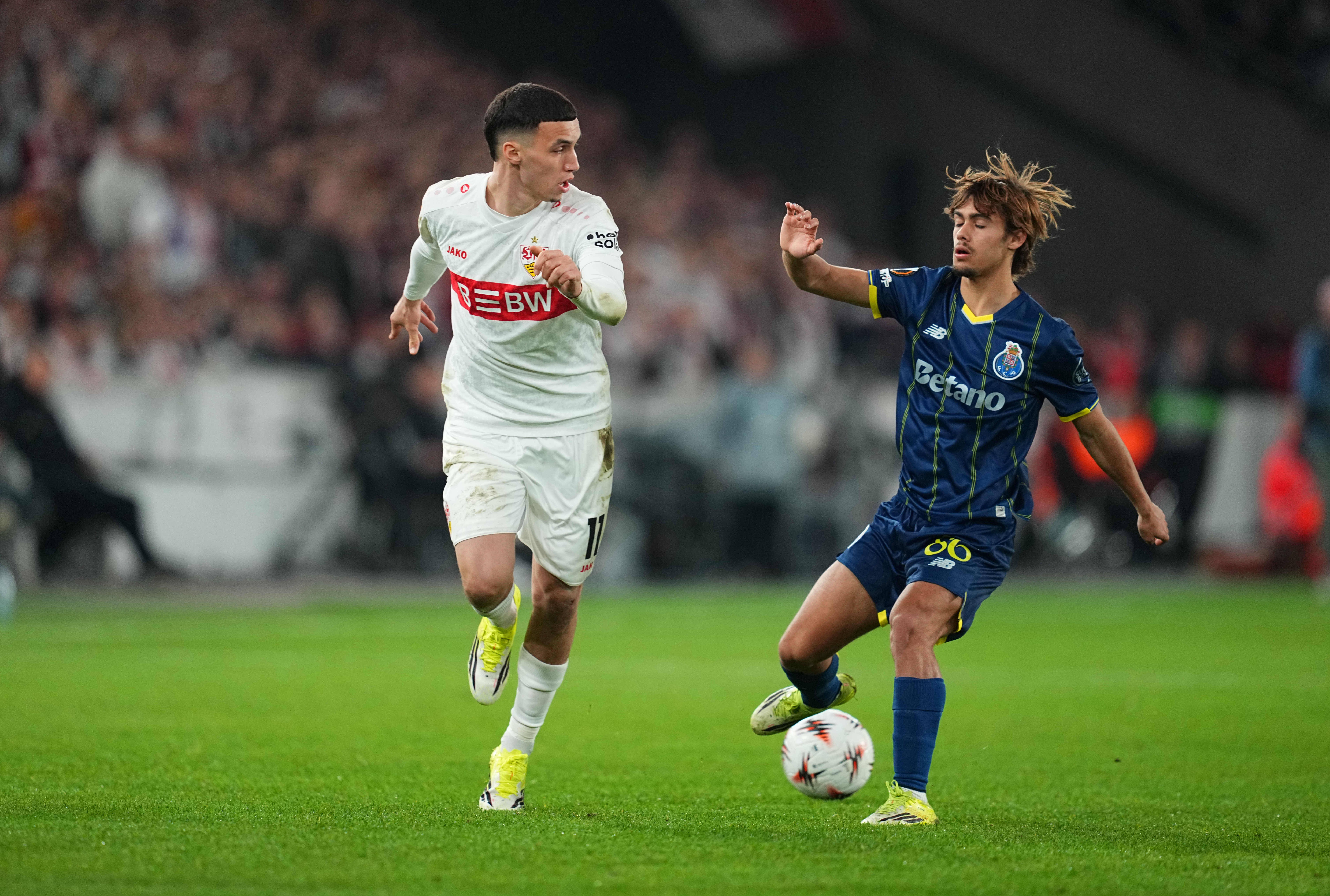 Mora e El Kanouss em duelo. Foto: IMAGO