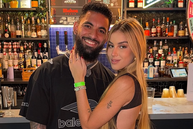 Duda Gaspar com Douglas Luiz (Foto: Duda Gaspar/Instagram)