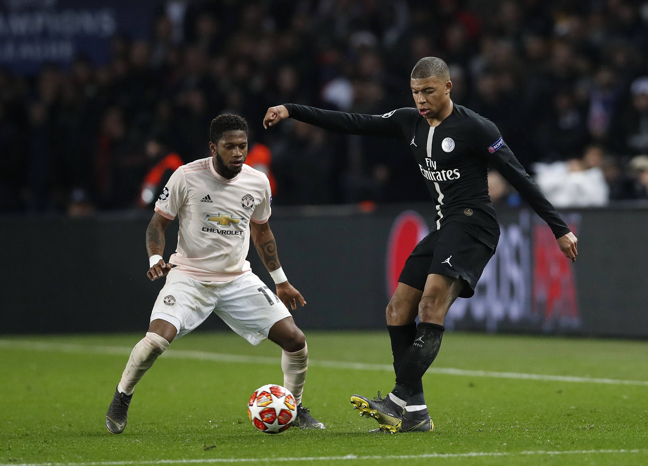 O PSG venceu por 2-0 em Old Trafford e levou vantagem para a segunda mão. Em Paris, o Man. United reagiu com eficácia: marcou cedo, voltou a fazê-lo pouco depois e garantiu o 3-1 já na compensação, seguindo para os oitavos graças aos golos fora. IMAGO