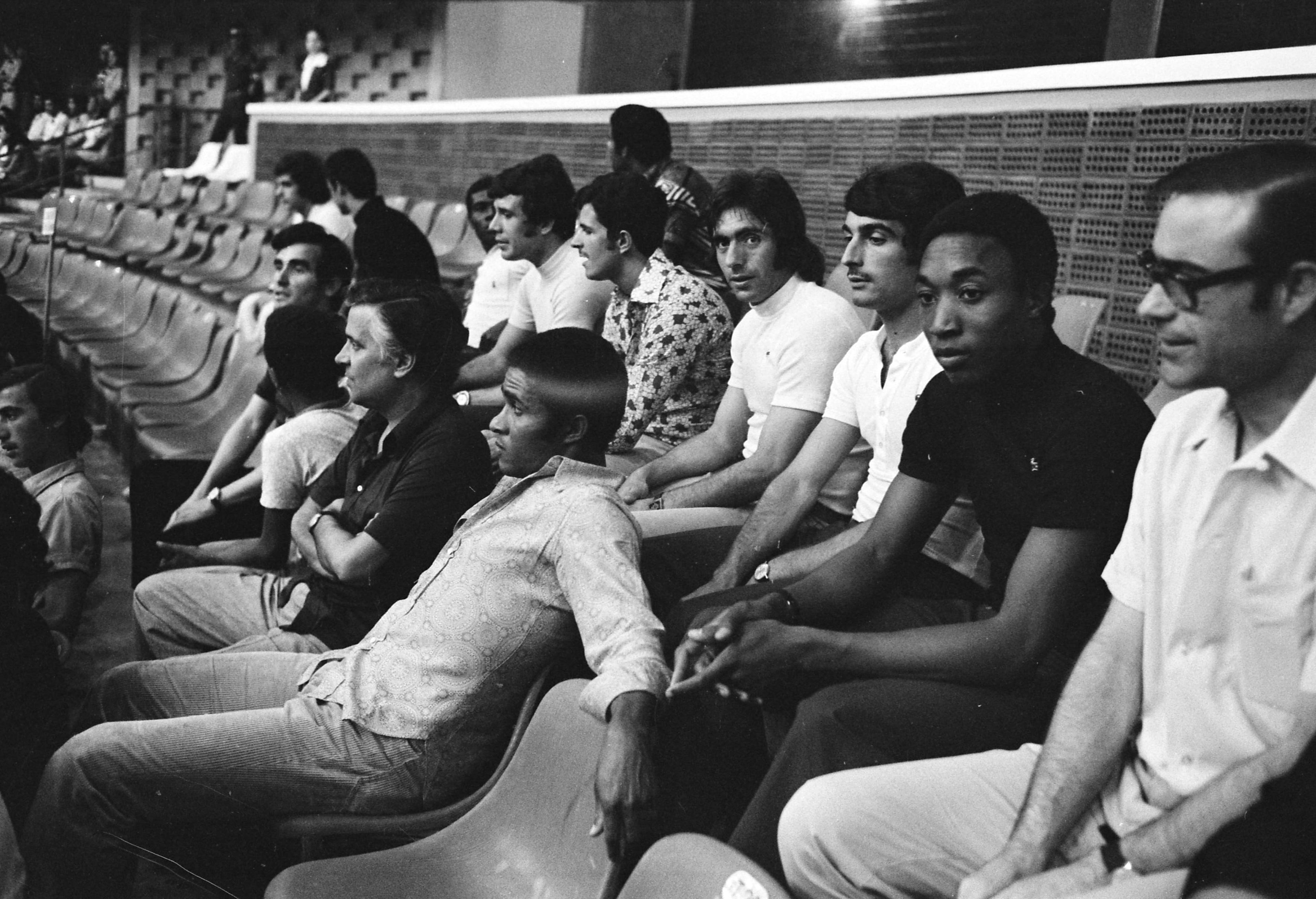 Mário Zambujal com Eusébio, Jordão, Chico Faria e Adolfo, entre outros - Foto: A BOLA