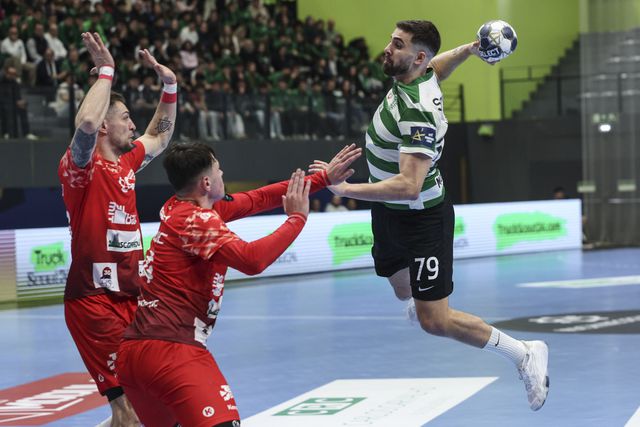 Martim Costa remata perante a defesa do Dínamo Bucareste - Foto: MIGUEL A. LOPES/LUSA