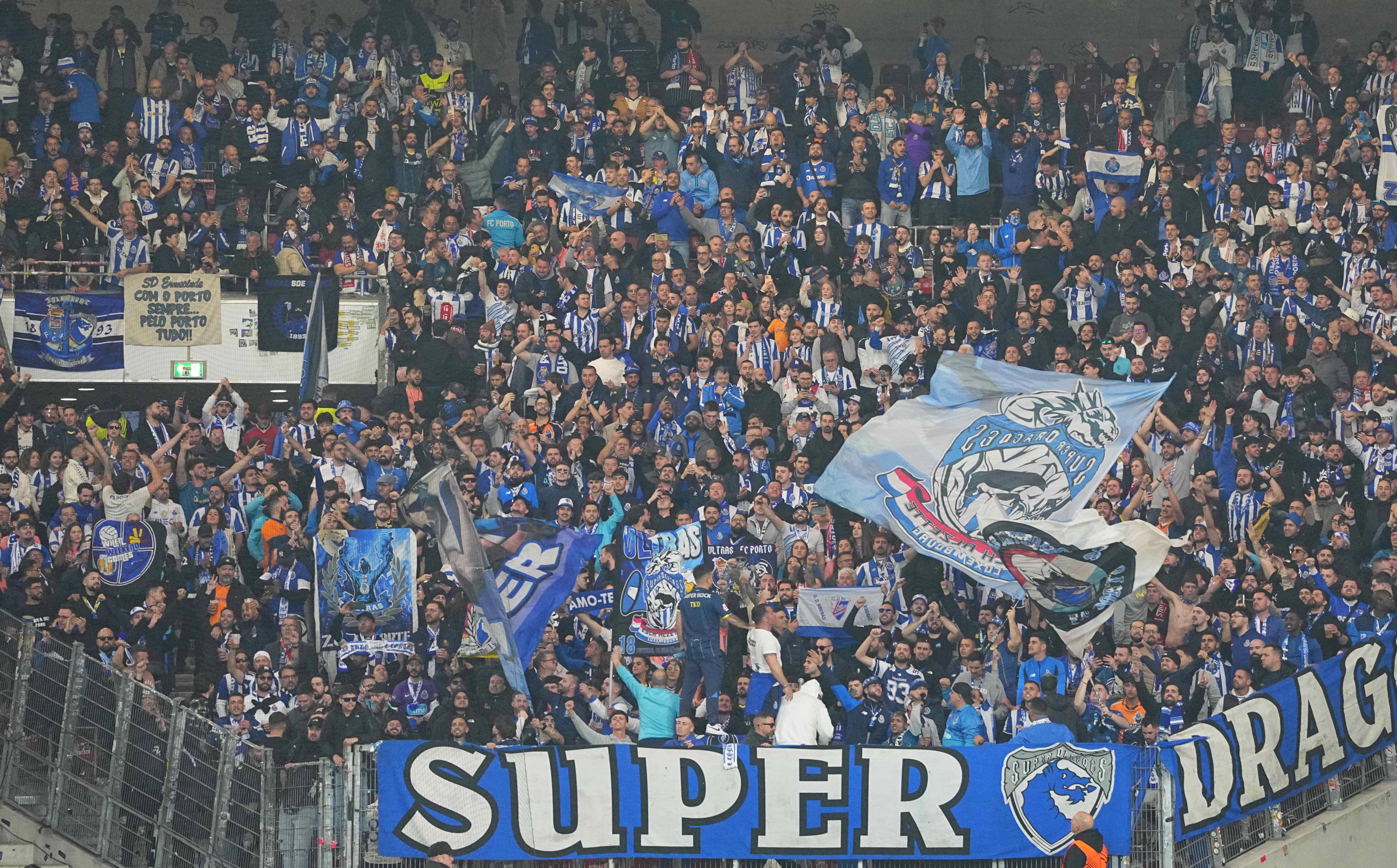 Adeptos do FC Porto fizeram-se ouvir em Estugarda. Foto: IMAGO