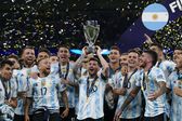 Messi levanta a taça da Finalíssima em 2022 (IMAGO)