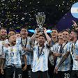 Messi levanta a taça da Finalíssima em 2022 (IMAGO)