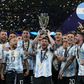 Messi levanta a taça da Finalíssima em 2022 (IMAGO)