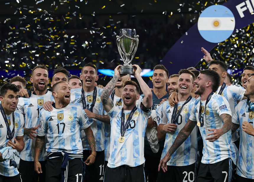 Messi levanta a taça da Finalíssima em 2022 (IMAGO)