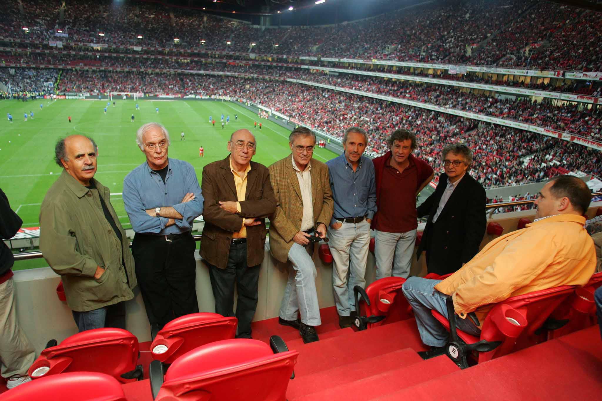 Mário Zambujal ao centro, no Estádio da Luz - Foto: A BOLA