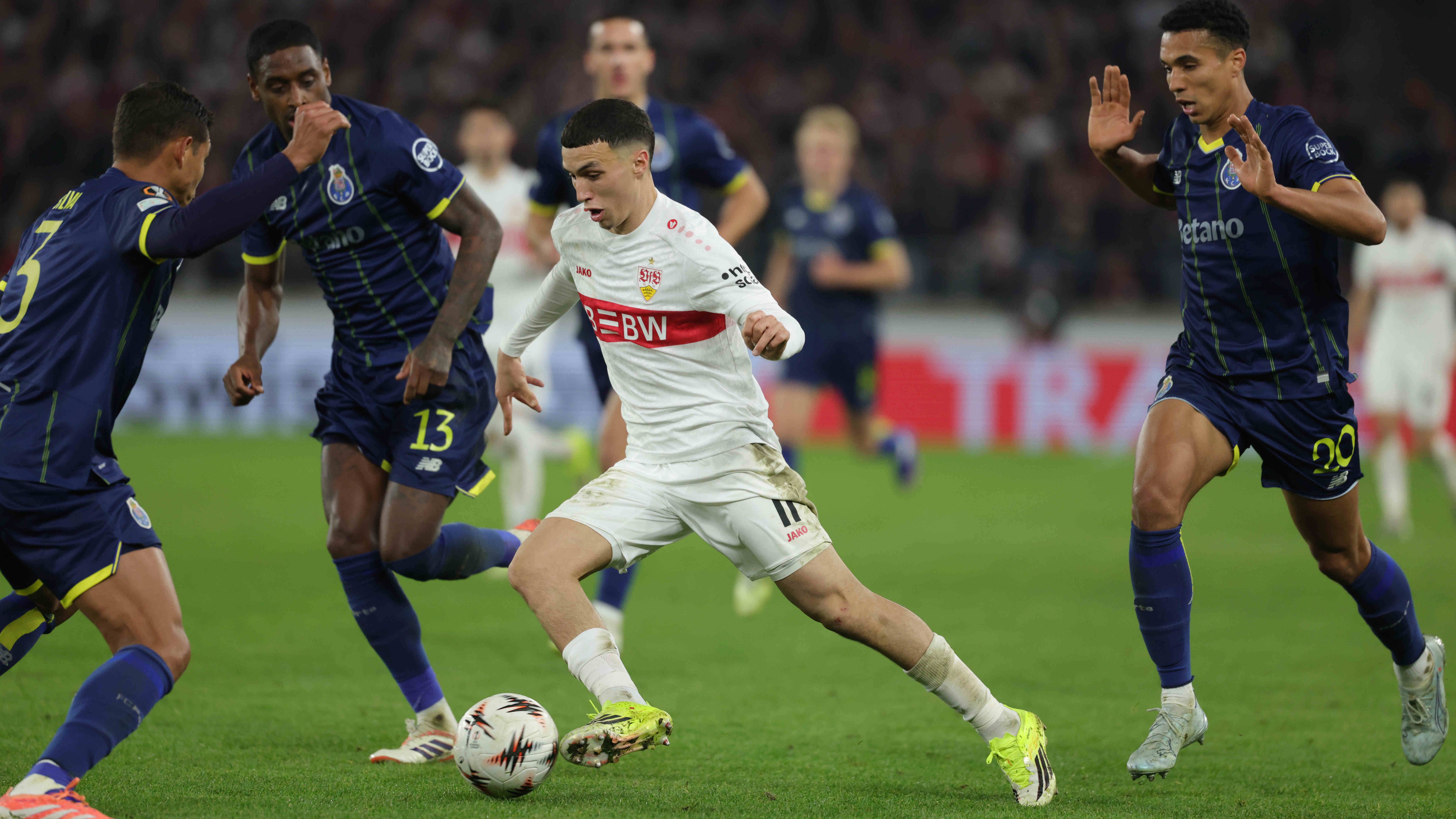 El Kanouss no meio de jogadores portistas. Foto: IMAGO