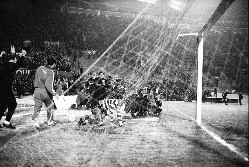 Osvaldo Silva comemora o segundo golo (Foto A BOLA)