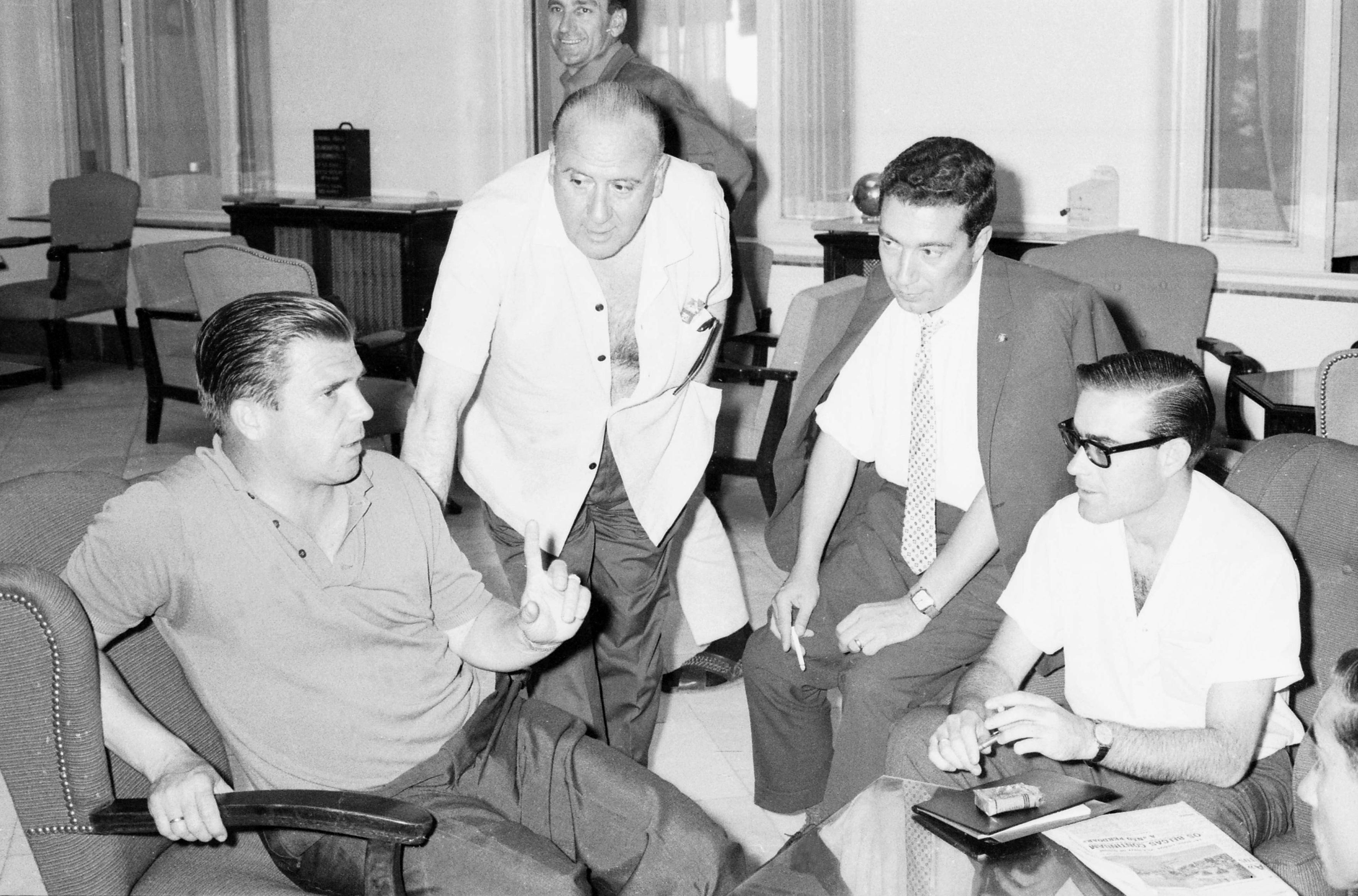 Mário Zambujal à conversa com Puskás - Foto: A BOLA