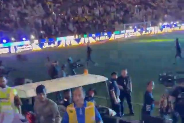 Adepto chicoteia avançado do Al Ittihad