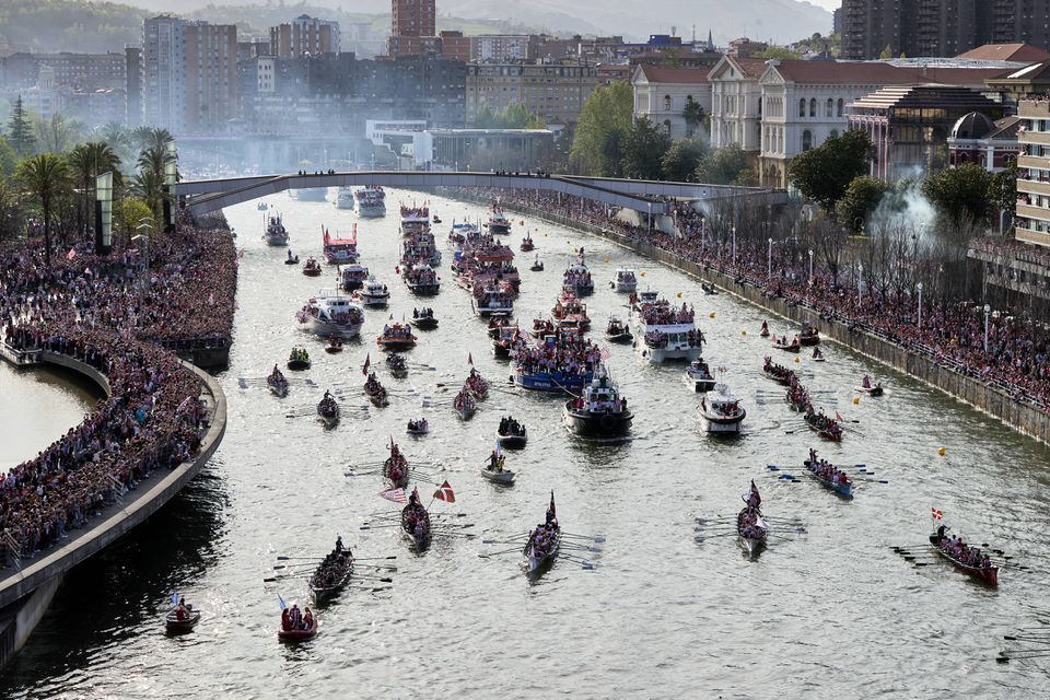 Fotos e vídeos: Bilbao no rio e na rua para ver a Taça do Rei