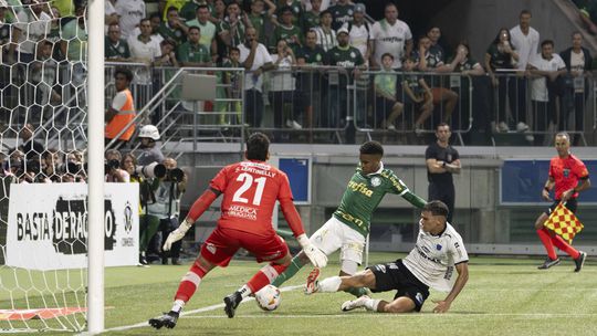 Palmeiras vence na Libertadores com reviravolta e é líder do grupo