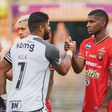 Comovente gesto de Hulk com jogador de chuteiras rasgadas