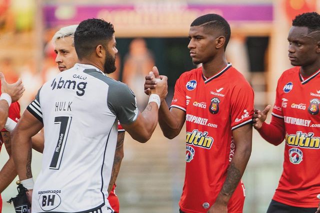 Comovente gesto de Hulk com jogador de chuteiras rasgadas