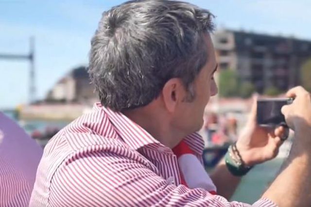 E agora um gesto raro: Valverde tira fotos… com máquina fotográfica (vídeo)