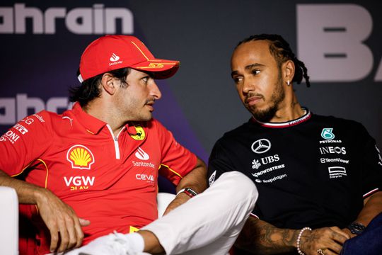 Carlos Sainz deverá ser o substituto de Hamilton na Mercedes