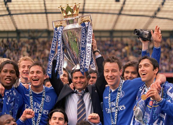 José Mourinho a levantar a primeira Premier League do Chelsea em 50 anos