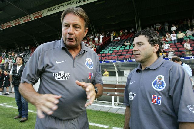 De pe, Co Adriaanse, na imagem com Rui Barros, também de pé e junto ao banco dos dragões, orientou o FC Porto em 2005/2006