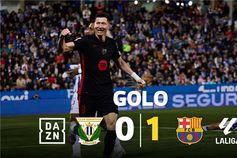 Defesa quis tanto evitar o golo de Lewandowski que... cometeu autogolo (vídeo)