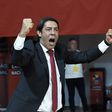 Rui Costa, presidente do Benfica, com os braços no ar a festejar