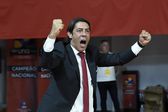 Rui Costa, presidente do Benfica, com os braços no ar a festejar