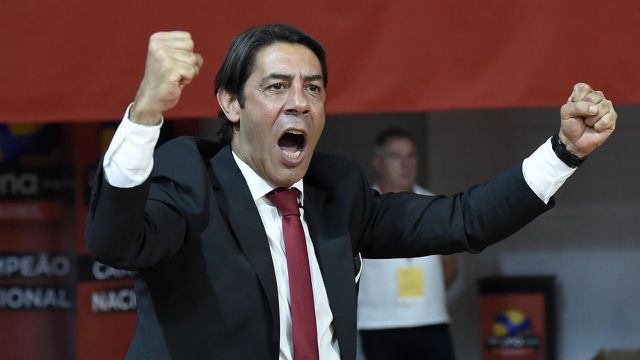Rui Costa, presidente do Benfica, com os braços no ar a festejar