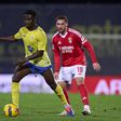 Sylla, médio do Arouca, tem a bola dominada perante a pressão de Kokçu, médio do Benfica