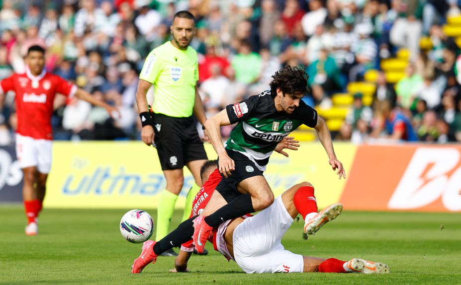 Francisco Trincão a tentar passar pelo adversário