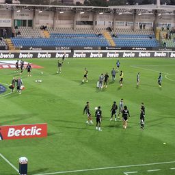 Plantel casapiano em aquecimento no relvado do Estádio Municipal de Rio Maior (Foto: A BOLA)