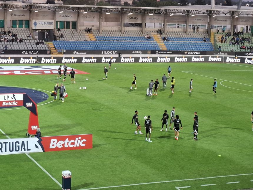 Plantel casapiano em aquecimento no relvado do Estádio Municipal de Rio Maior (Foto: A BOLA)
