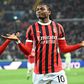 Rafael Leão festeja com a camisola do Milan