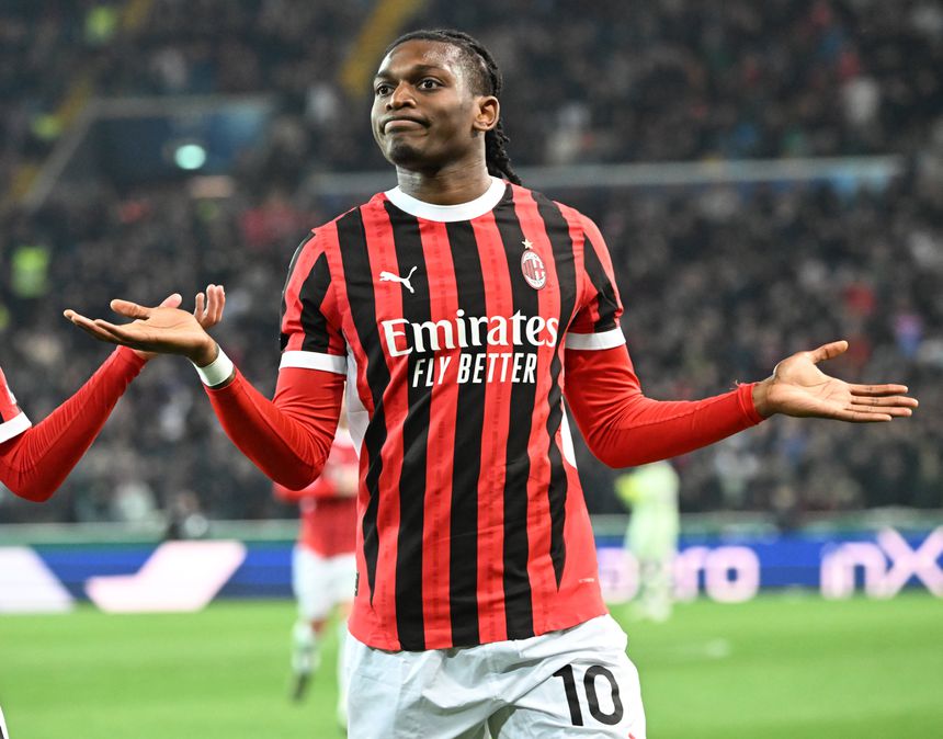 Rafael Leão festeja com a camisola do Milan