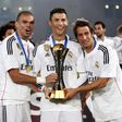 Fábio Coentrão com Cristiano Ronaldo e Pepe e o troféu do Mundial de Clubes