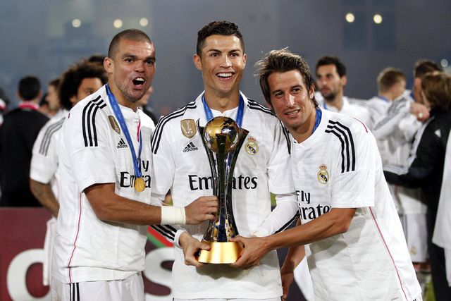 Fábio Coentrão com Cristiano Ronaldo e Pepe e o troféu do Mundial de Clubes