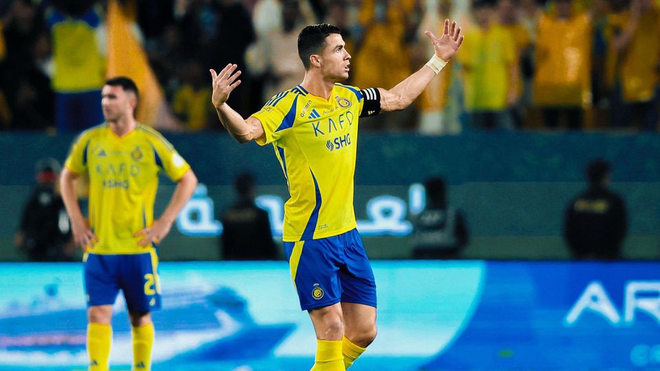 Cristiano Ronaldo a pedir o apoio dos adeptos do Al Nassr após o bis