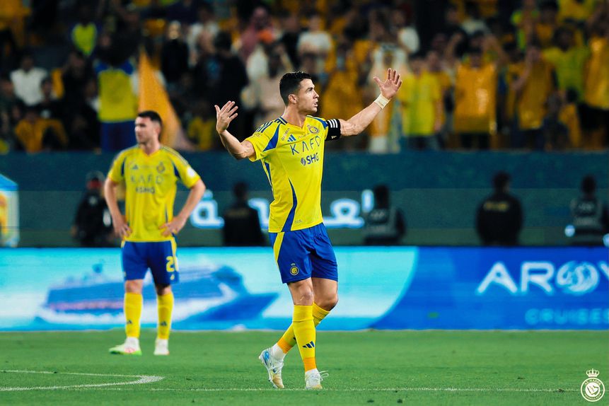 Cristiano Ronaldo a pedir o apoio dos adeptos do Al Nassr após o bis