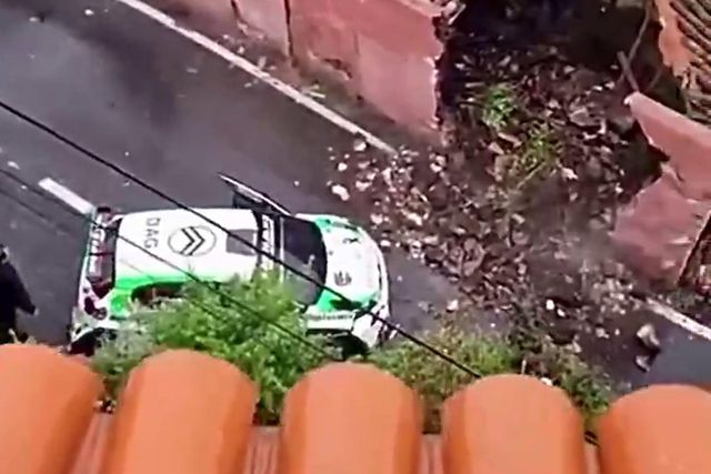 Carro em rali destrói casa e não provoca uma tragédia por milagre